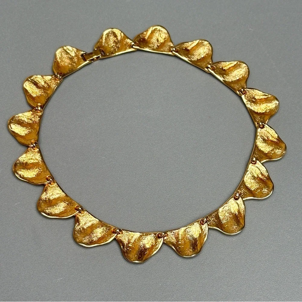 Vintage Sarah Coventry Gold Tone Sculpted Collar Necklace - Picture 6 of 8